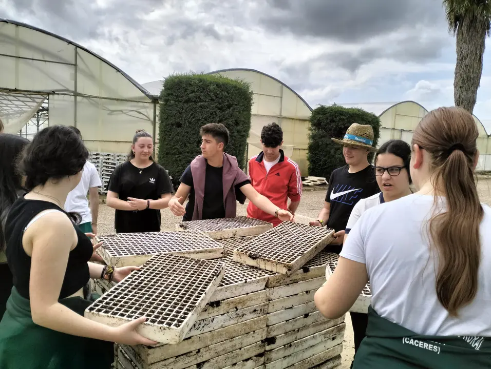 Visita del alumnado del Centro de Formaci&oacute;n Agraria al COM (2)