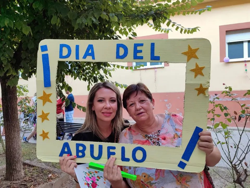 D&iacute;a de los Abuelos en RM Madrigal de la Vera (3)