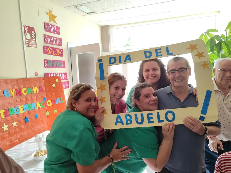 D&iacute;a de los Abuelos en RM Madrigal de la Vera (4)