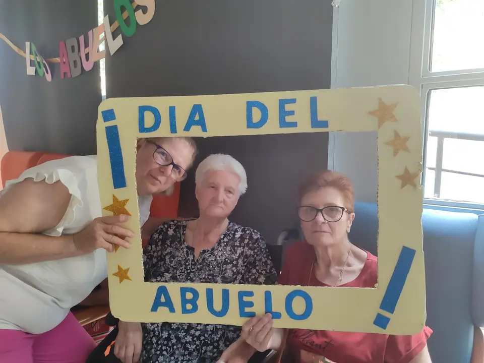 D&iacute;a de los Abuelos en RM Madrigal de la Vera (9)