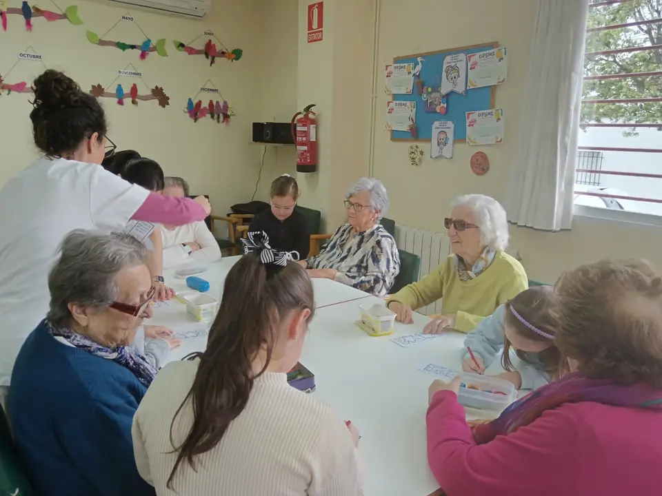 Actividades Intergeneracionales en el CD Almendralejo (6)
