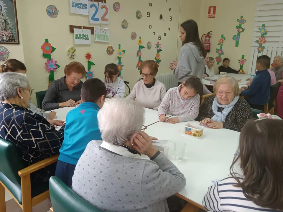 Actividades Intergeneracionales en el CD Almendralejo (9)