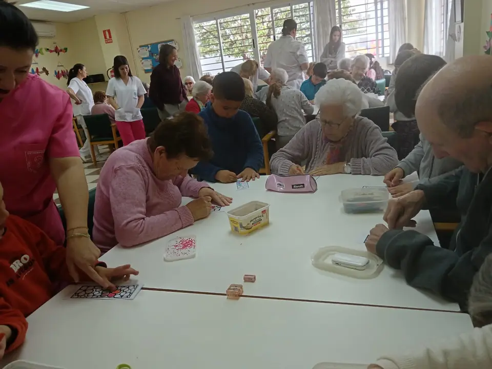 Actividades Intergeneracionales en el CD Almendralejo (16)