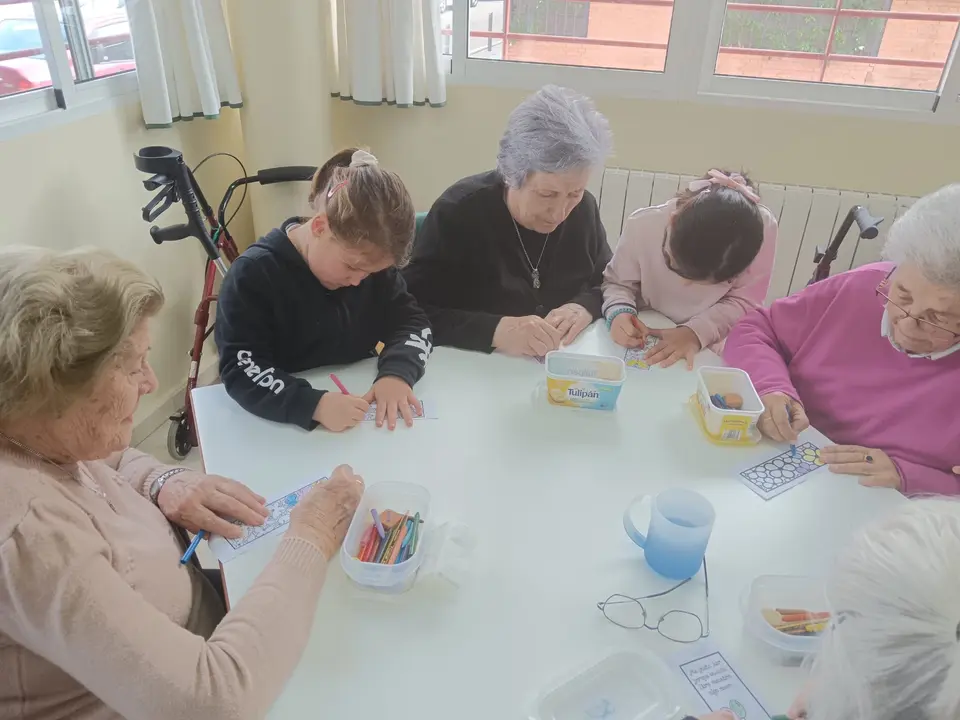 Actividades Intergeneracionales en el CD Almendralejo (18)