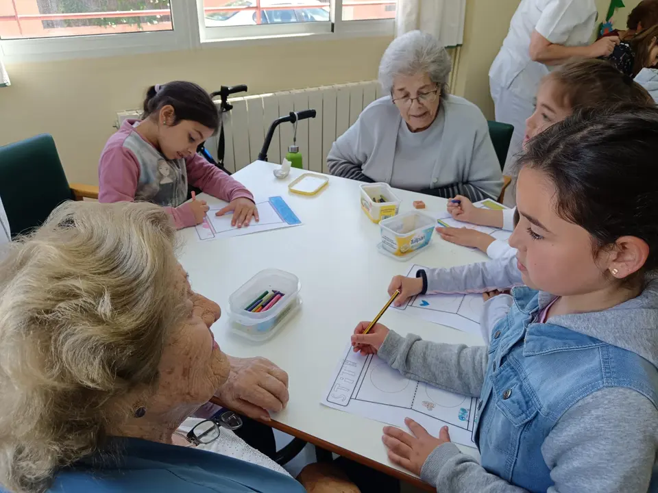 Actividades Intergeneracionales en el CD Almendralejo (22)