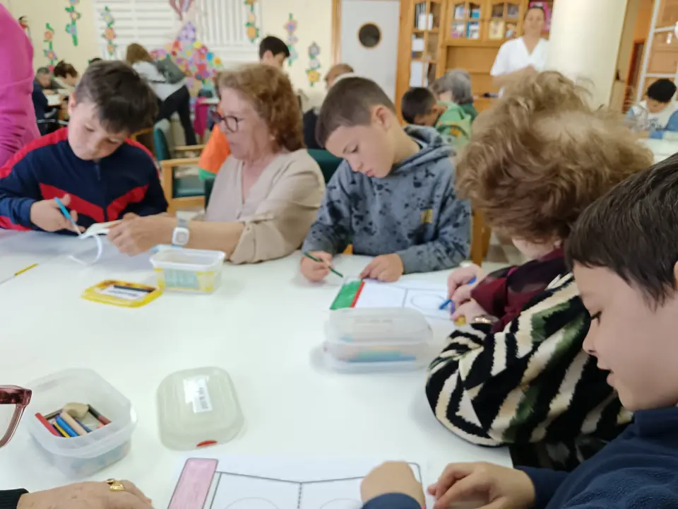 Actividades Intergeneracionales en el CD Almendralejo (27)