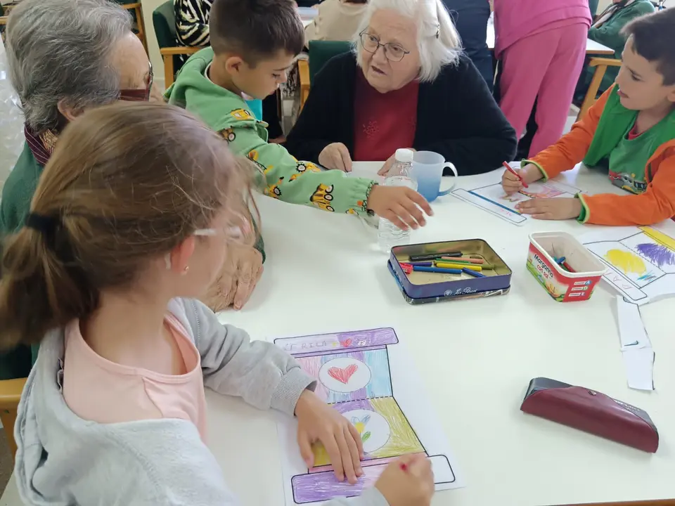 Actividades Intergeneracionales en el CD Almendralejo (34)