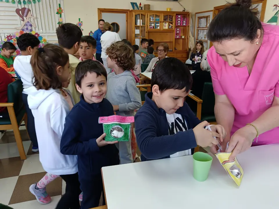 Actividades Intergeneracionales en el CD Almendralejo (37)