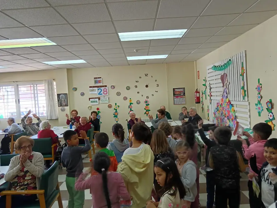 Actividades Intergeneracionales en el CD Almendralejo (41)