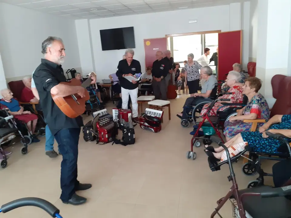 Visita Grupo Acordeonista a la RM Vegaviana (3)