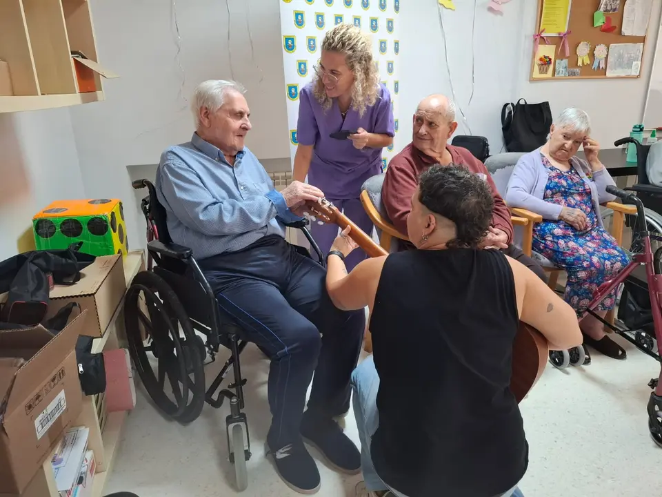 Musicoterapia en la RM Villasbuenas (4)