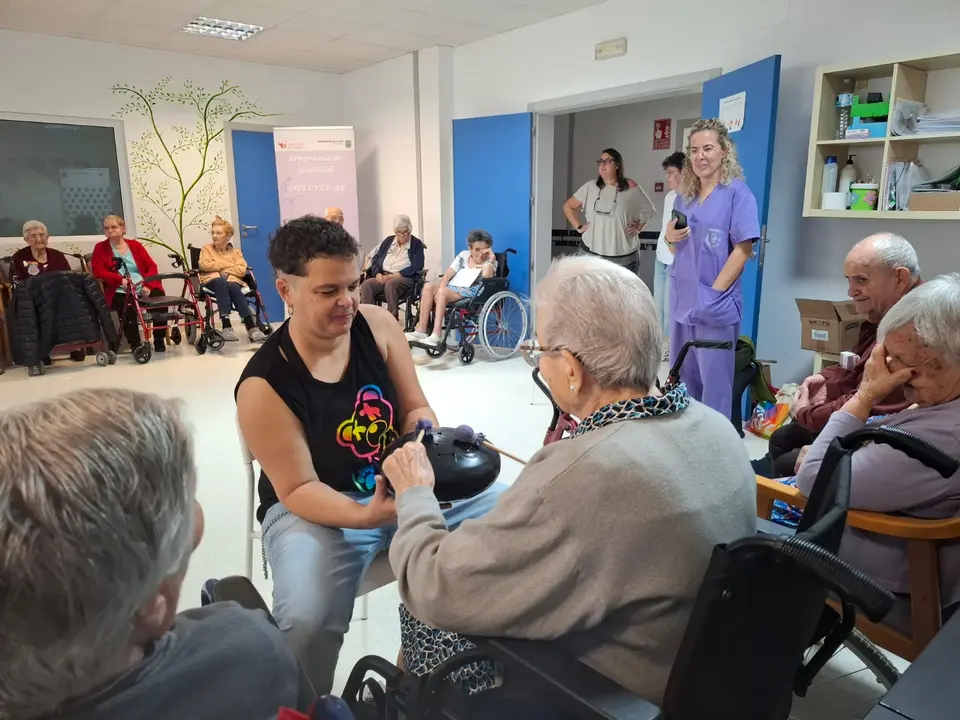 Musicoterapia en la RM Villasbuenas (6)
