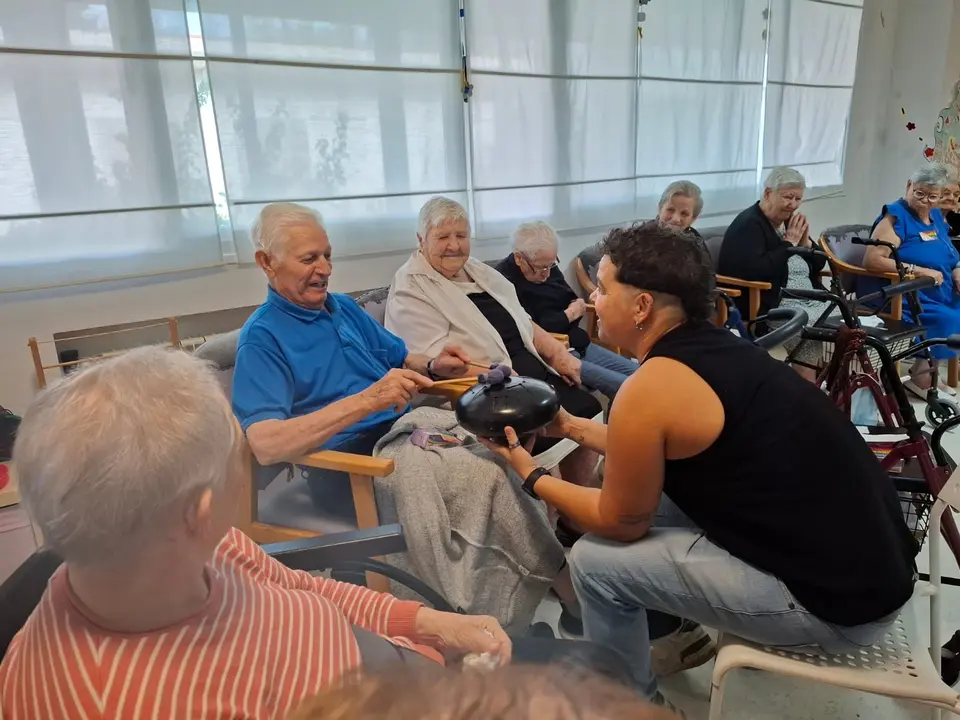Musicoterapia en la RM Villasbuenas (8)