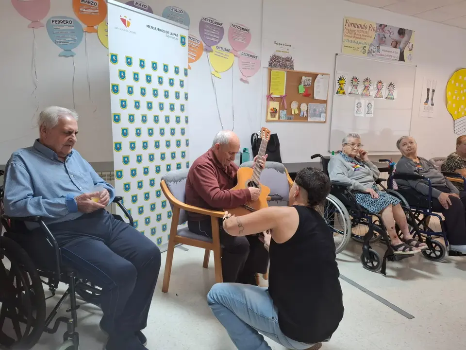 Musicoterapia en la RM Villasbuenas (14)