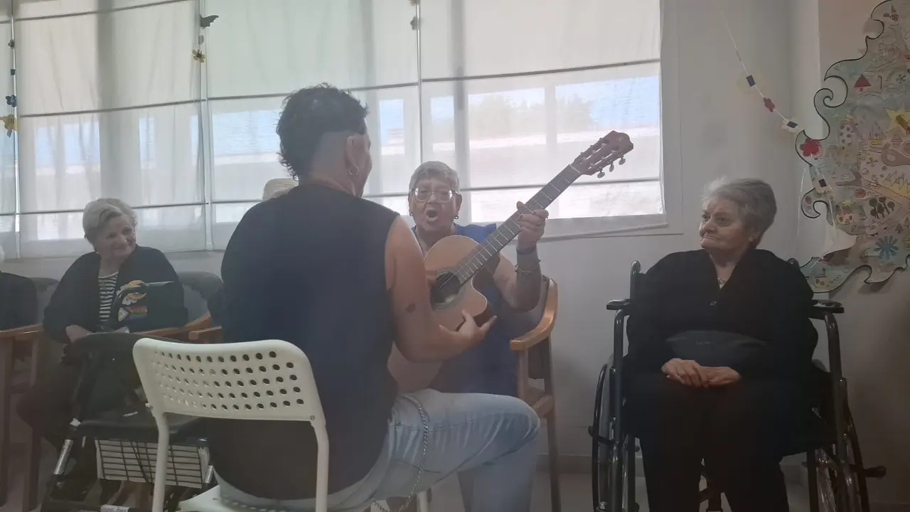 Musicoterapia en la RM Villasbuenas (16)
