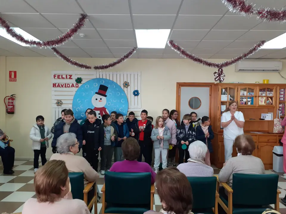 Actividades navide&ntilde;as intergeneracionales en el CD Almendralejo (2)