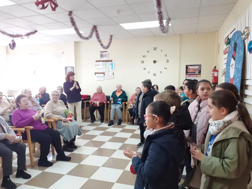 Actividades navide&ntilde;as intergeneracionales en el CD Almendralejo (3)