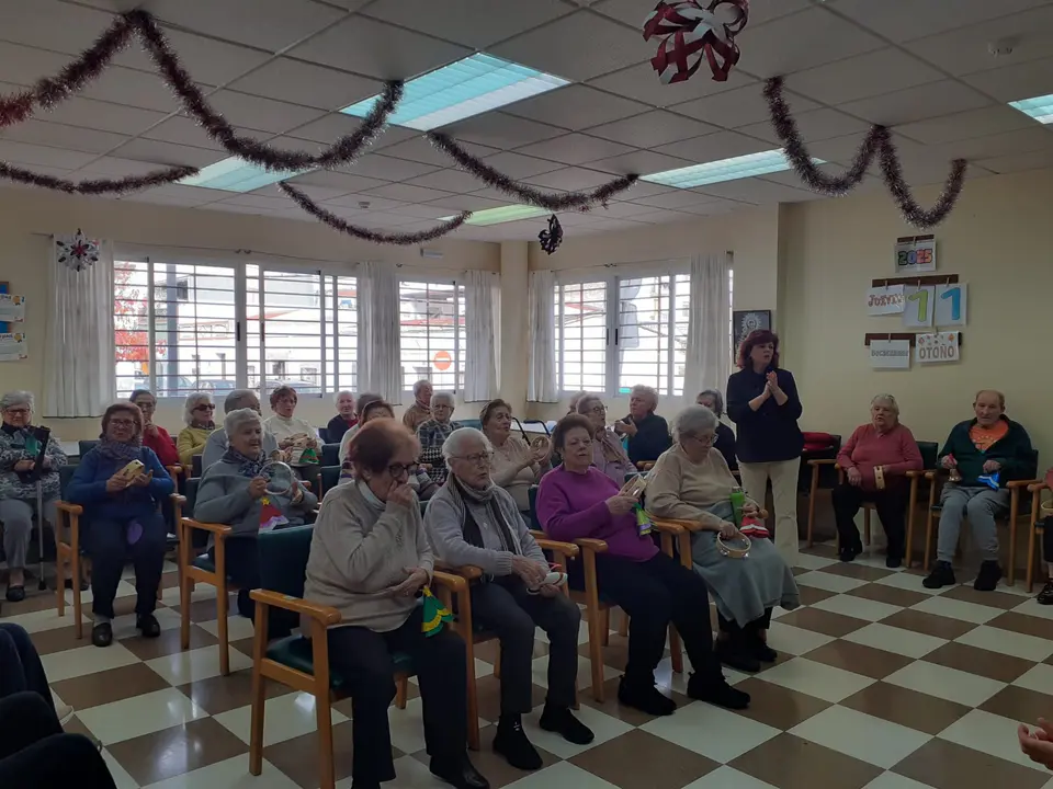 Actividades navide&ntilde;as intergeneracionales en el CD Almendralejo (4)