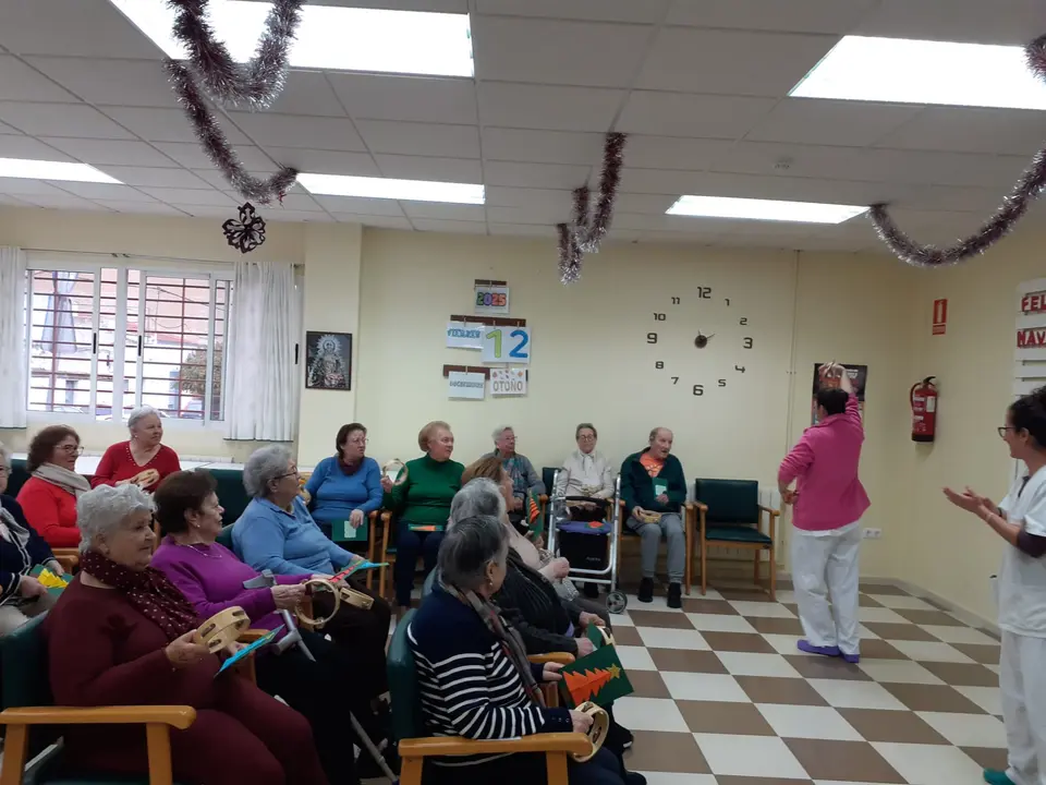 Actividades navide&ntilde;as intergeneracionales en el CD Almendralejo (6)