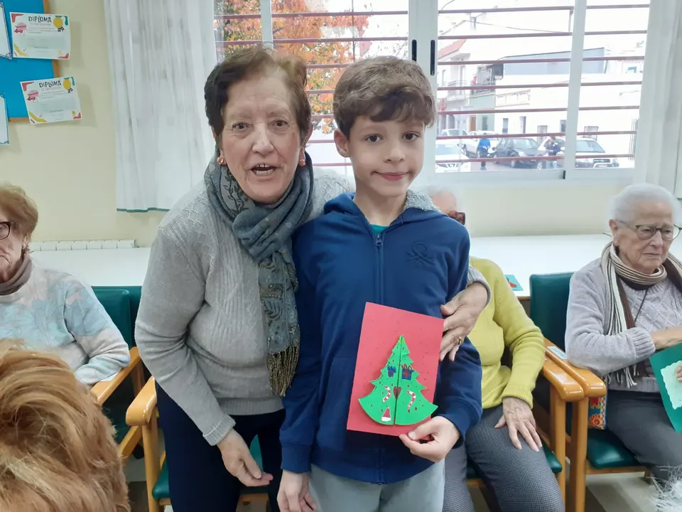 Actividades navide&ntilde;as intergeneracionales en el CD Almendralejo (7)