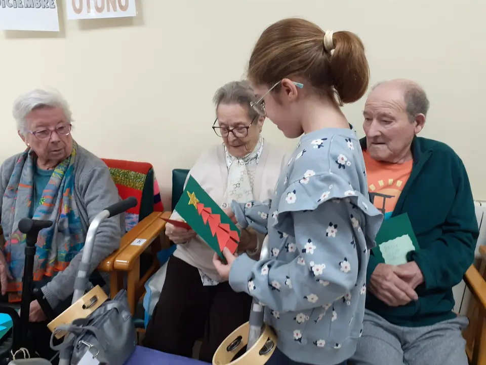 Actividades navide&ntilde;as intergeneracionales en el CD Almendralejo (8)