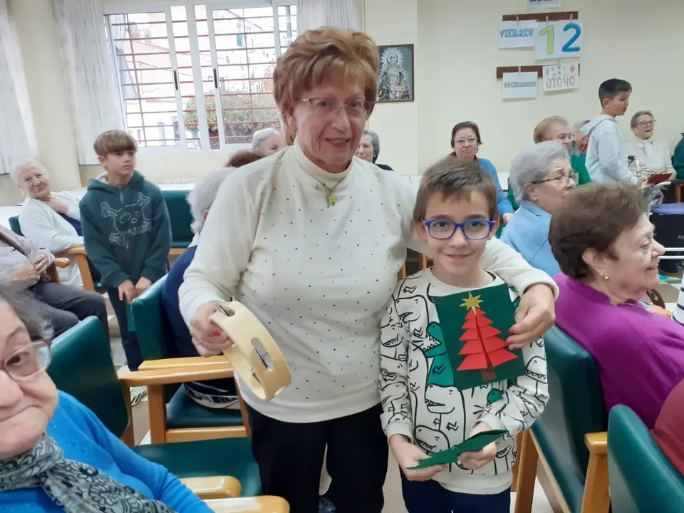 Actividades navide&ntilde;as intergeneracionales en el CD Almendralejo (9)