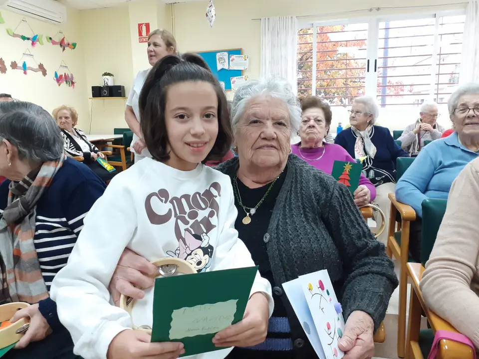 Actividades navide&ntilde;as intergeneracionales en el CD Almendralejo (10)