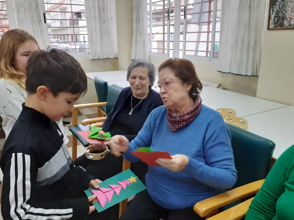 Actividades navide&ntilde;as intergeneracionales en el CD Almendralejo (11)