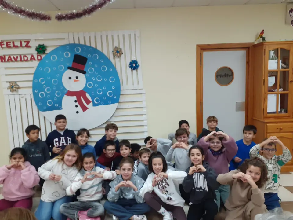 Actividades navide&ntilde;as intergeneracionales en el CD Almendralejo (12)