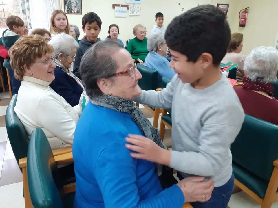 Actividades navide&ntilde;as intergeneracionales en el CD Almendralejo (13)