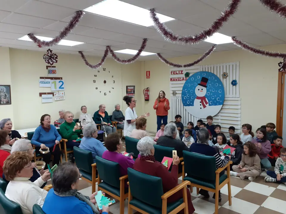 Actividades navide&ntilde;as intergeneracionales en el CD Almendralejo (14)