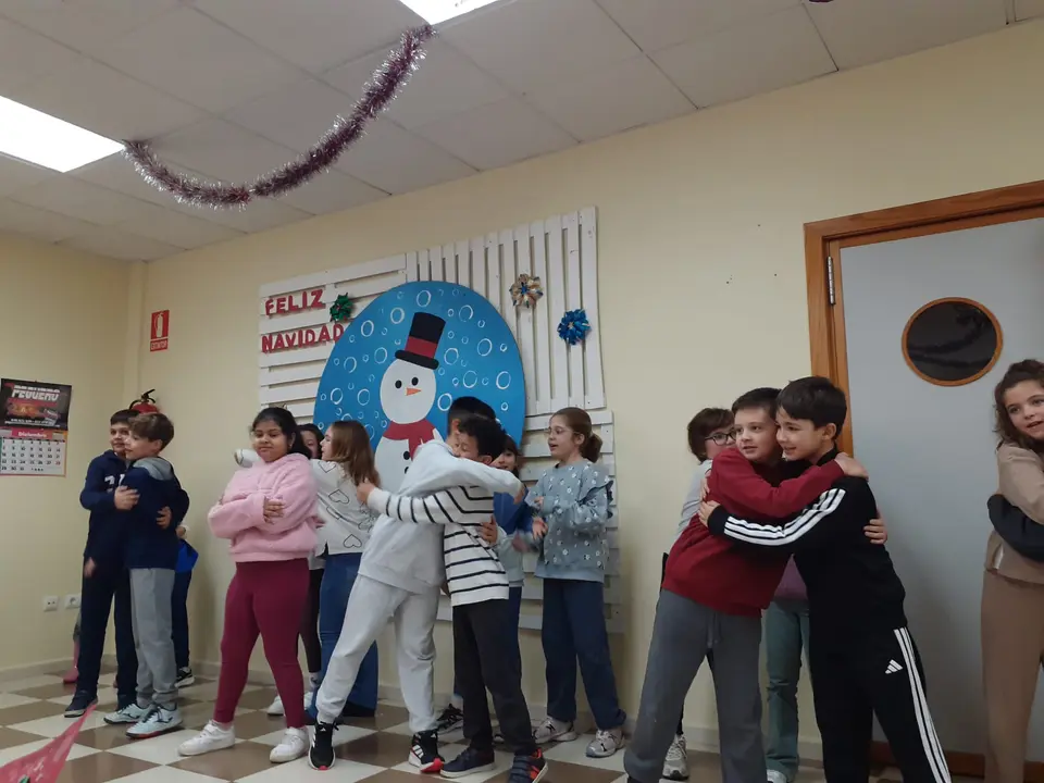 Actividades navide&ntilde;as intergeneracionales en el CD Almendralejo (15)
