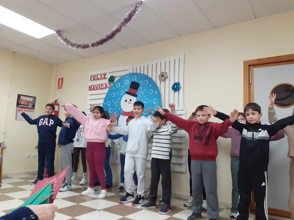 Actividades navide&ntilde;as intergeneracionales en el CD Almendralejo (16)