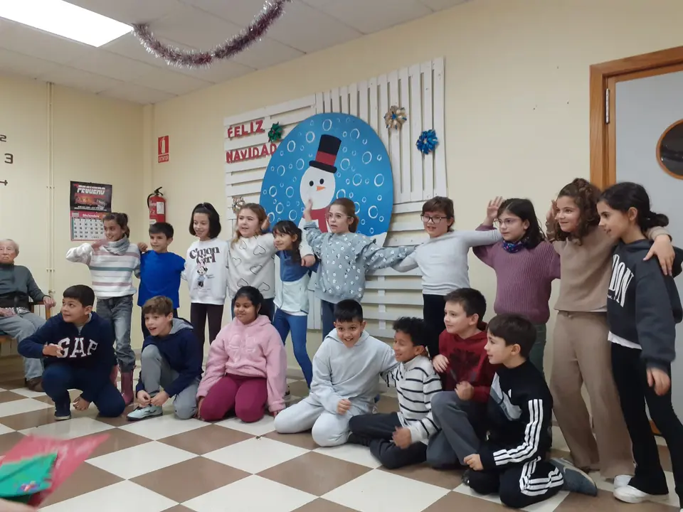 Actividades navide&ntilde;as intergeneracionales en el CD Almendralejo (17)