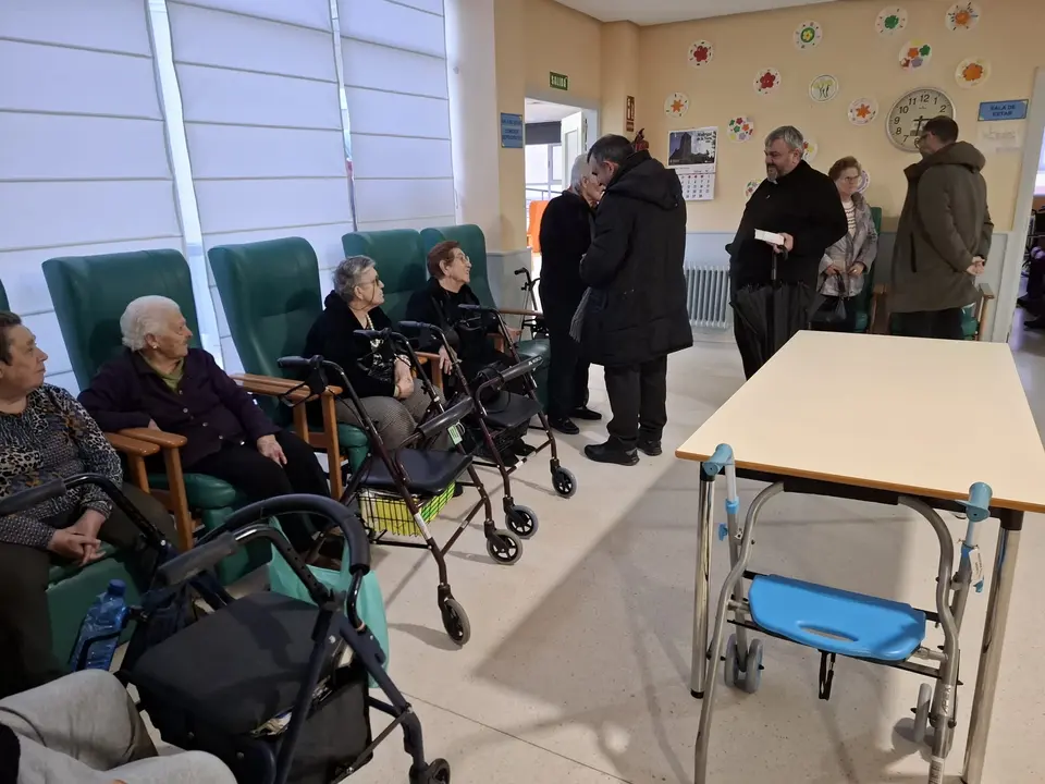 Visita del Obispo a la RM Madrigal de la Vera (3)