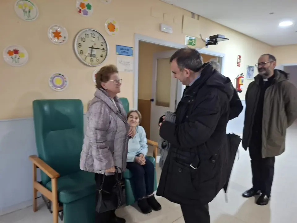 Visita del Obispo a la RM Madrigal de la Vera (7)