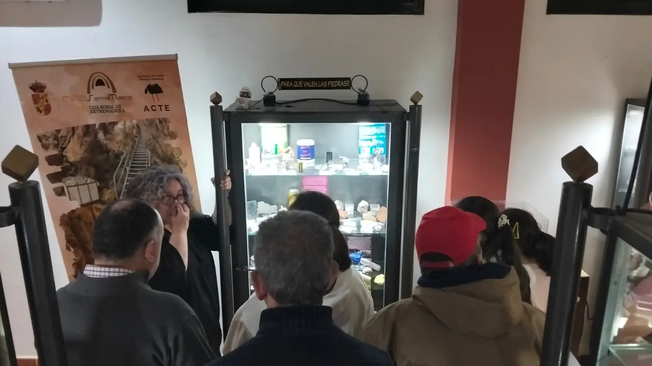 Nu&ntilde;omoral visita el Museo Geol&oacute;gico de Santa Marta de los Barros (4)
