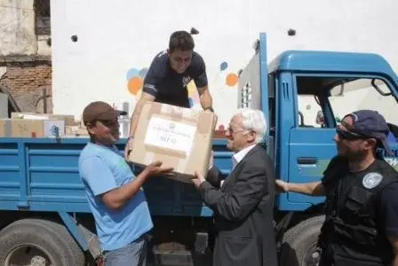 nepal padre angel distribuyendo ayuda.jpg