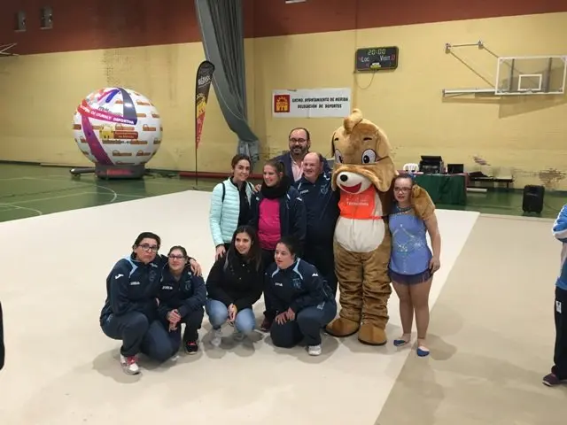 gimnastas y monitoras de la ed mensajeros de la paz durante en encuentro deportivo en mrida.jpg