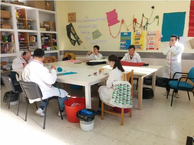 usuarias en el taller de madejas de tela del com de menajeros de la paz.jpg