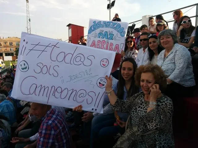 mercedes murias con familiares y trabajadores de mensajeros de la pax extremadura en montijo.jpg