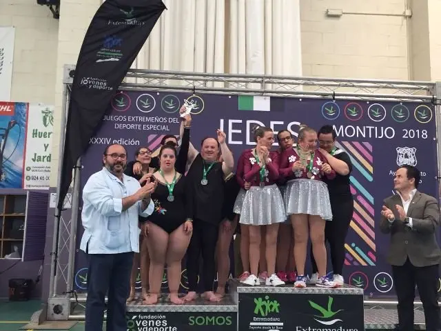 equipo de gimnasia ritmica reciben la medalla de plata en los jedes de montijo.jpg