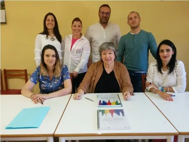 mercedes murias con los profesionales en la reunion de discapacidad intelectual.jpg