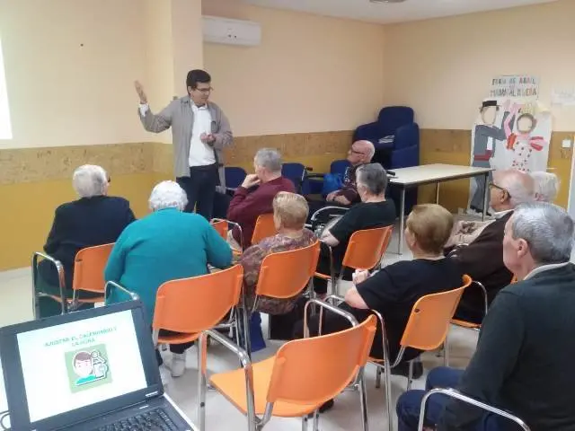 charla sobre el uso del movil en madrigal 2.jpg