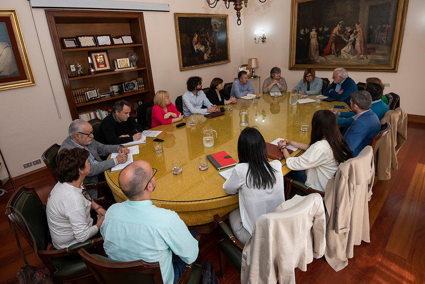 Mercedes Murias junto a Charo Cordero en la reunión Diputación Integra