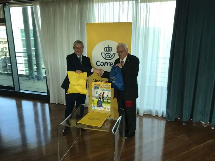 El  padre Ángel con el presidente de correos presentan la campaa de material escolar