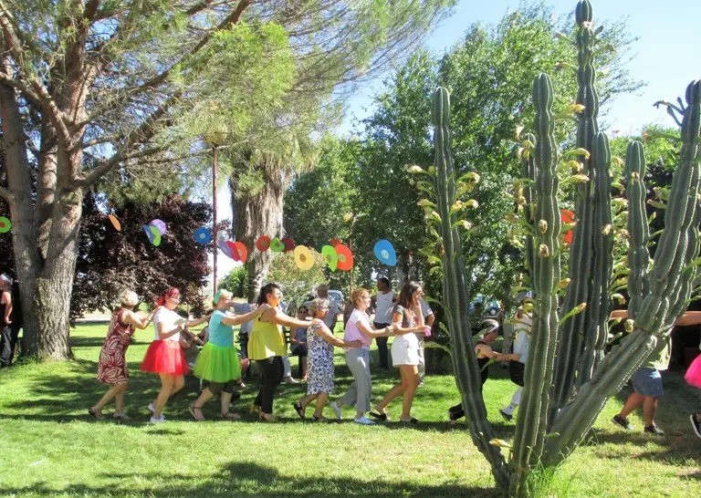 Bailes en los jardines del Centro Ocupacional