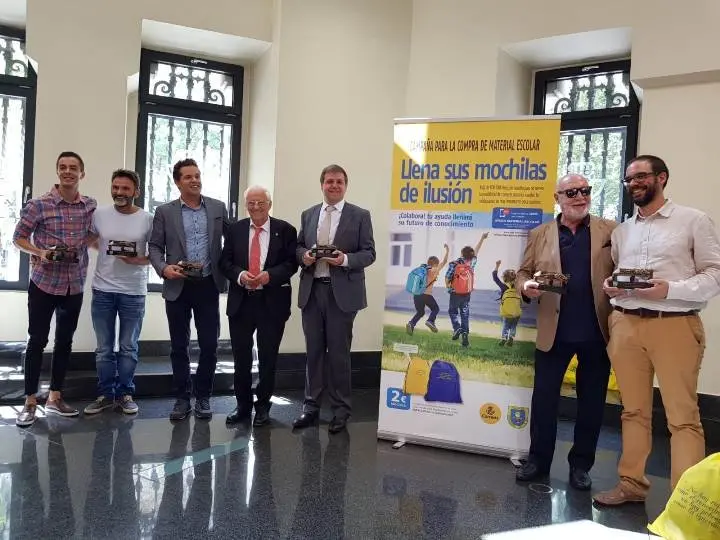 El padre Angel y el presidente de Correos presentando la campaña 2018