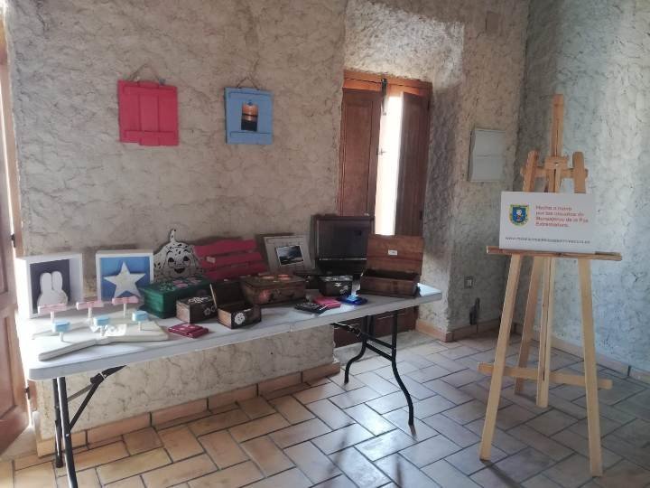 Vista parcial de la Exposición de Mensajeros de la Paz Extremadura en el VII Integra con Arte