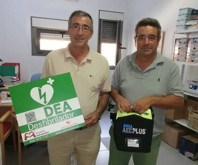 Jose Luis Perales y Antonio Pascual con el desfibrilador en la Casa Blanca